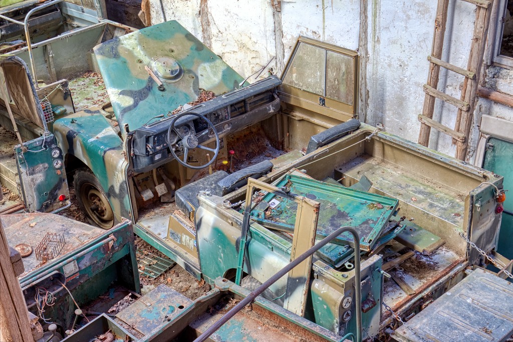 HDR urbex belgie belgique trash oldtimer Indiana Jones Farm ferme land rover rovers landrover landrovers defender defenders abandoned decay boerderij verlaten